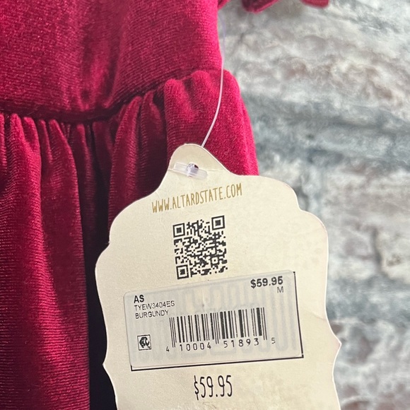 NWT Gorgeous Burgundy wine color velvet  slightly cropped top scalloped sleeves - Picture 3 of 12